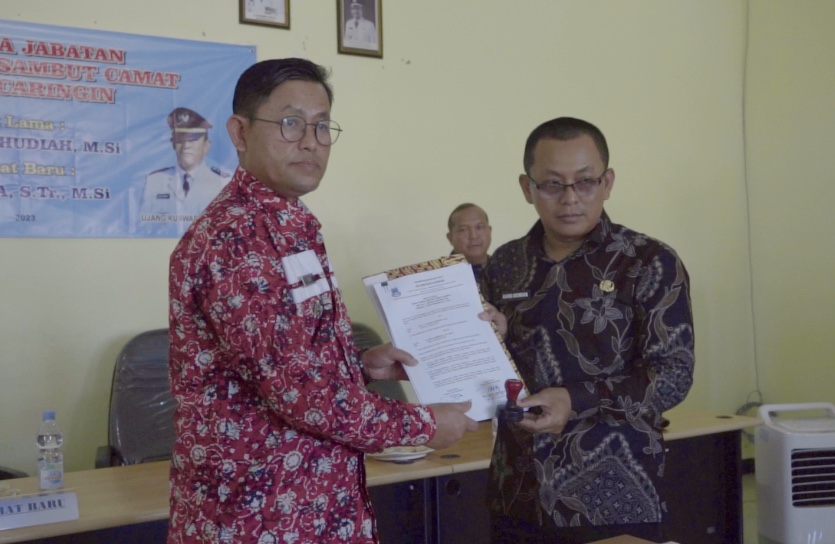 Momen Haru dalam Acara Serah Terima Jabatan Camat Caringin Garut