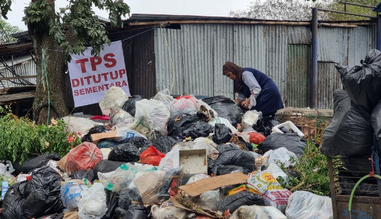 Dampak Penutupan TPS di Kota Bandung: Gundukan Sampah Memicu Kontroversi