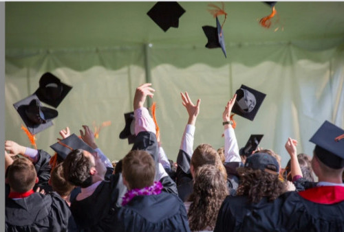 Kuliah Sejak Perang Dunia II, Akhirnya Raih Gelar Master pada Usia 105 Tahun Stanford University