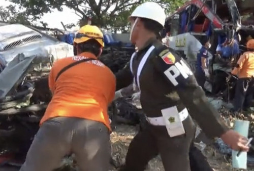Kecelakaan Maut Bus Sugeng Rahayu vs Eka di Ngawi: Penumpang Terlempar ke Aspal